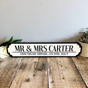 パーソナライズされたウェディング道路標識、この日から Mr & Mrs、カスタム名前プレート、結婚祝い、新婚サイン、ロマンチックな室内装飾