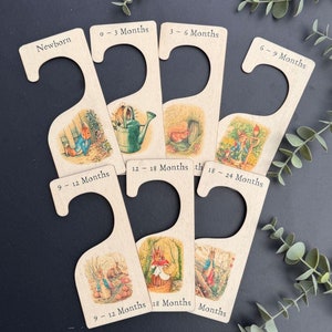 7 grucce per la cameretta dei bambini Peter Rabbit, divisori in legno per vestitini per bambini stampati a colori, regalo per neonati, ricordo per baby shower, ricordo in legno per bambini