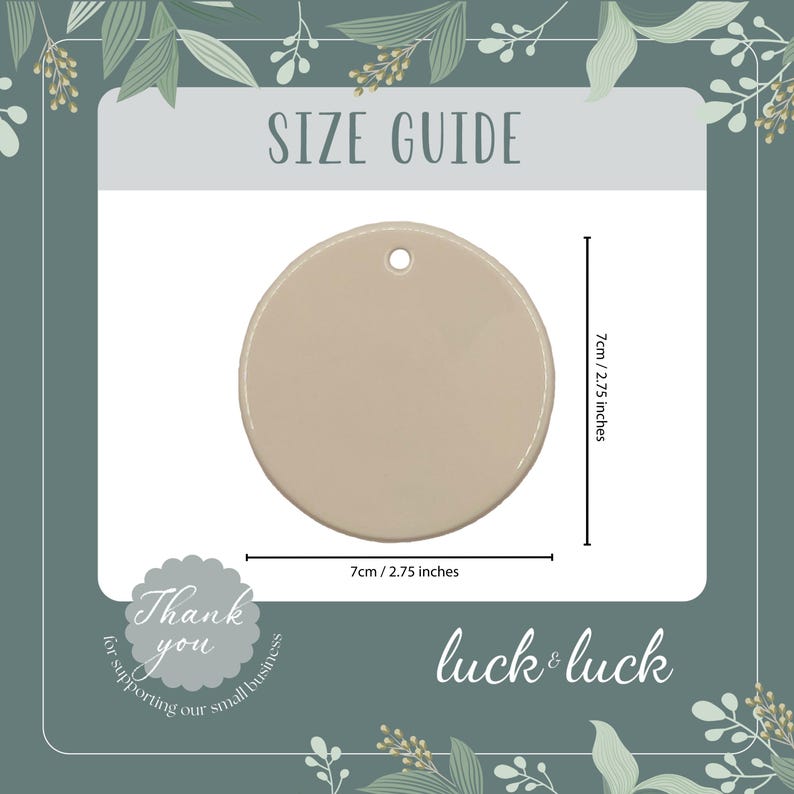 Op de afbeelding: Een beige cirkelvormig ornament met een klein gaatje aan de bovenkant om op te hangen. De maattabel geeft een diameter van 7 cm aan. De afbeelding bevat de tekst SIZE GUIDE, Thank you for supporting our small business en luck & luck.