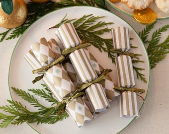 Gold Harlequin Mini Christmas Crackers, Festive Table Decorations for Seasonal Celebrations and Party Place Settings (Pack of 6, 15 cm)