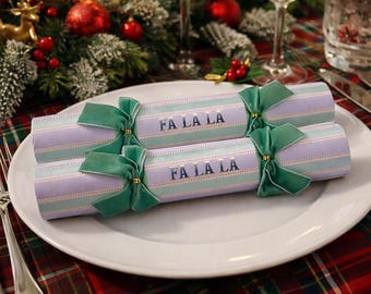 Fa La La Christmas Crackers, Green Festive Paper Tableware, 30cm Crackers with Novelty Item Hat and Joke, Set of 6