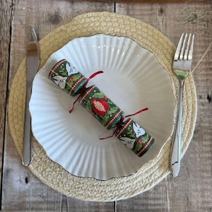 8 Small Green Christmas Table Crackers, Festive Traditional Table Decoration, Party Table Decorations, Novelty Table Crackers, Dinner Party