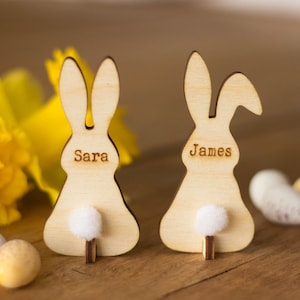 2 personalisierte Hasen-Platzkarten mit Pom Poms, Ostertischdekoration aus Holz, Holznamen, Kinder-Peter-Kaninchen-Party