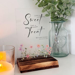 Love Is Sweetサイン、パーソナライズされた花のウェディングサイン、アクリルウェディングパーティースイートバーサイン、スイートカートテーブルサイン、デザートバー、ケーキテーブル