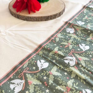 Copritavolo natalizio in carta verde Folklore, decorazione da tavolo per le feste natalizie, 2,3 m X 1,37 m