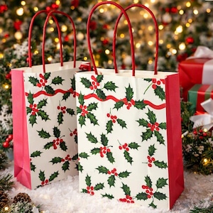 Può includere: Due sacchetti regalo rettangolari con sfondo bianco e un motivo ripetuto di foglie di agrifoglio verdi e bacche rosse. Ogni sacchetto ha due manici in carta intrecciata rossa e pannelli laterali rossi, con una linea ondulata rossa in alto.