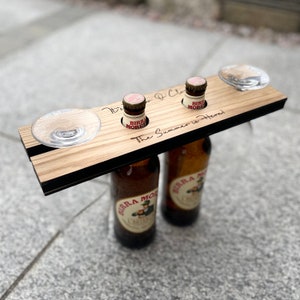 Gepersonaliseerde hout eiken bierbutler, gegraveerd glas en bierfleshouder, biercadeau, middelpunt bierfles display, bruiloft verjaardagscadeau