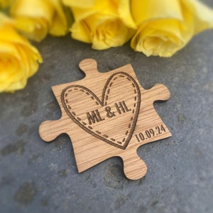 Recuerdo de rompecabezas personalizado, recuerdo de compromiso con iniciales y fecha, 5.º aniversario, ficha romántica de madera en bolsa.