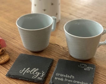 Posavasos de pizarra personalizados, grabados láser para té, café, ginebra, cerveza y whisky. Regalo ideal para la oficina, la familia y los amigos. Dos diseños a elegir.