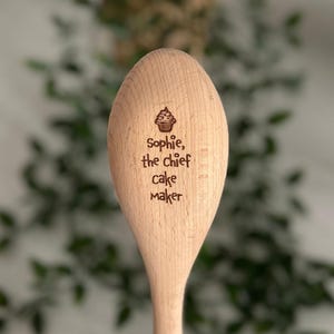 Cucchiaio di legno personalizzato - Cucchiaio e manico in legno con incisione personalizzata di Chief Cake Maker, regalo di pasticceria per le nonne, regalo di cucina per le mamme, regalo di pasticceria per bambini