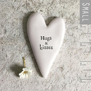 Ficha de porcelana en forma de corazón con las palabras Abrazos y besos, ficha de regalo, regalo de recuerdo de porcelana, corazón pequeño, corazón de recuerdo