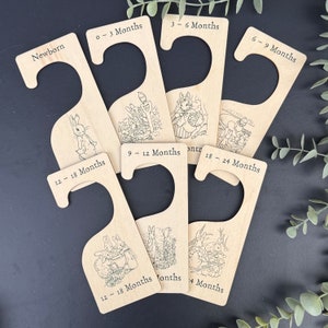 7 houten Peter Rabbit babykleding verdelers, kleerkasthangers voor de kinderkamer, pasgeboren cadeau, babyshower aandenken, houten Peter Rabbit cadeau