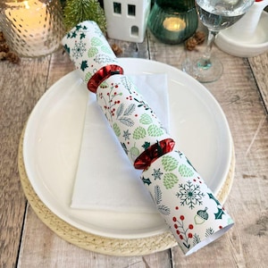 6 Festive Forest Christmas Crackers, Traditional Christmas Table Decoration, Botanical Green Party Crackers, Christmas Favours