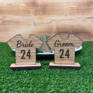 Nombres personalizados de lugares de camisetas de fútbol, configuración de lugares de fiestas de fútbol, tarjetas de nombres de madera en el soporte, decoraciones rústicas de mesa con nombres de fiestas