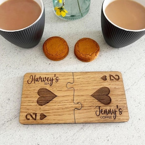 Gepersonaliseerde gegraveerde onderzetter voor stellen met namen, houten onderzetter, cadeau voor haar, jubileum huwelijkscadeau, speelkaartontwerp