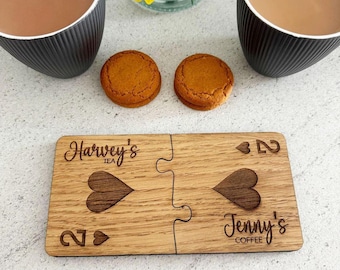 Gepersonaliseerde gegraveerde onderzetter voor stellen met namen, houten onderzetter, cadeau voor haar, jubileum huwelijkscadeau, speelkaartontwerp
