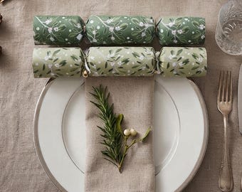 Green Mistletoe Christmas Crackers, Green Festive Paper Tableware, 34cm Crackers for Christmas Dinner and Seasonal Parties, Set of 10