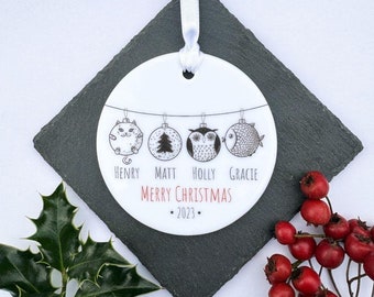 Gepersonaliseerde porseleinen familienamen kerstbal, ontwerp van aangepaste karakters, kerstornament, kerstboomversiering cadeau