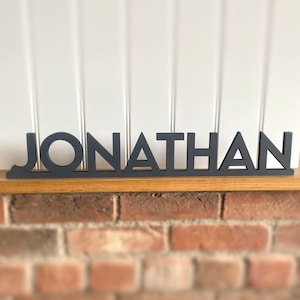 Letreros de madera personalizados con soporte (medianos), nombre para estantería de bebé, regalo para decorar dormitorio, letras de madera de 9 cm de alto.