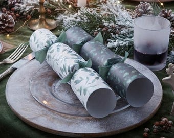 Fresh Eucalyptus Recyclable Christmas Crackers, Green White Festive Tableware, 30cm Crackers with Novelty Gift Snap and Joke, Set of 12