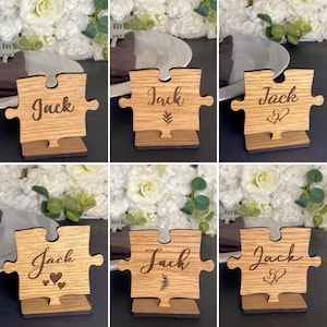 Gepersonaliseerde Jigsaw bruiloft plaatsnamen, feestlocatie-instellingen, houten puzzel naamkaartjes op standaard, rustieke feestnaam tafeldecoraties
