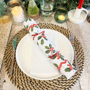 6 Holly Christmas Crackers, Festive Traditional Table Decoration, Party Table Decoration, Novelty Table Crackers, Christmas Dinner Party