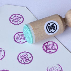 Mini sello de goma de niña: perfecto para tarjetas hechas a mano, envoltura de regalos, baby showers y manualidades con papel.
