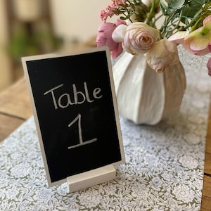 Weißes Hochzeitstabellen-Namensschild-Mittelstück, Kuchen-Speisekarte-Schilder, Hochzeitsmenü-Schilder, Mini-Kreidetafel-Staffelei, Produktanzeige-Schilder