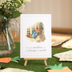 Cartello Peter Rabbit A5 "Anche il più piccolo può cambiare il mondo" e cavalletto, festa del coniglio di Pasqua, cartelli per la festa del 1° compleanno, festa del battesimo