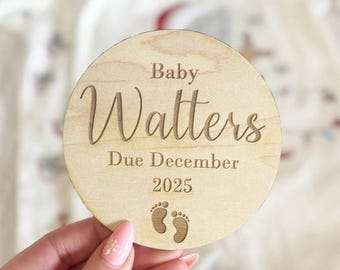 Personalisierte Schwangerschaftsankündigung, Fälligkeitsdatumsschild aus Holz, Social Media Scan Photo Prop, Schwangerschaftsgeschenk, Baby kommt bald enthüllen