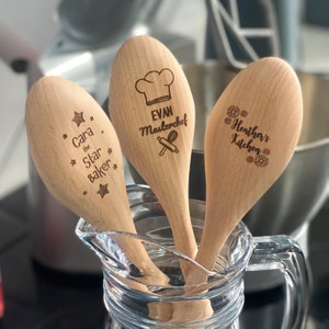 Cucchiai di legno personalizzati con vari design, cucchiaio e manico in legno con incisione personalizzata, regalo per la cucina, cucina per bambini, regalo per chef.