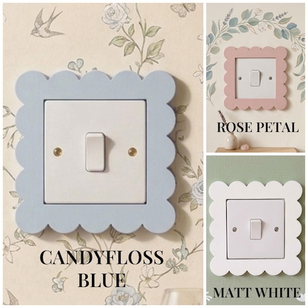 Puede incluir: Una cubierta de interruptor de luz cuadrada con borde festoneado, disponible en tres colores: azul algodón de azúcar, pétalo de rosa y blanco mate. Cada cubierta presenta un interruptor central blanco fijado por dos pequeños tornillos metálicos.