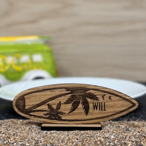 Nombres de lugares de tablas de surf de madera personalizados, favores de boda temáticos de playa, etiquetas de nombres de madera para niños pequeños, tarjetas de nombres junto al mar, corte láser