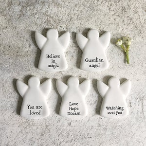 Tiny porseleinen engel penningen met de woorden, porseleinen aandenken cadeau, kleine engel, aandenken beschermengel, liefde hoop droom, geloof in magie