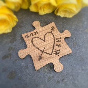 Ficha de regalo personalizada con pieza de rompecabezas, recuerdo de compromiso, iniciales y fecha, regalo para el 5.º aniversario, ficha romántica de madera en bolsa.