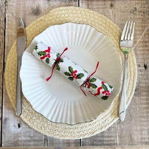 8 Small Holly Christmas Crackers, Festive Traditional Table Decoration, Party Table Favours, Novelty Table Crackers, Dinner Party Crackers
