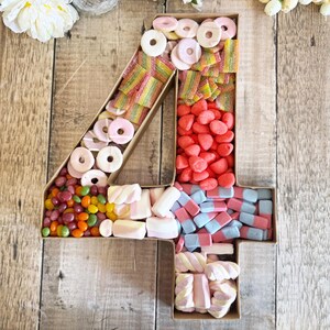 Kartonnen voedsellade - nummer 4, 4e 40e verjaardagsfeestje displayschaal voor snacks, desserts, snoep, graastafel en evenementdecor