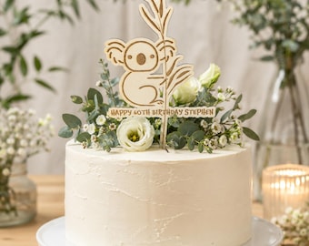 木製のパーソナライズされたコアラケーキトッパー、子供の動物の誕生日パーティー、子供のケーキのデコレーション、子供のカスタマイズ可能なケーキトッパー