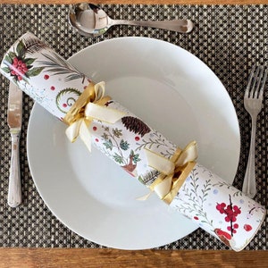 6 Large Robin Traditional Christmas Crackers, Party Table Decorations, Festive Crackers, Dinner Party Fun