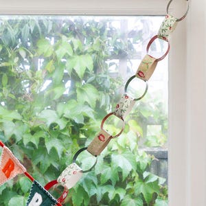 Festive Folklore Paper Chains – Traditional Red and Green Christmas Garland Hanging Decorations for Parties, Homes or Classrooms