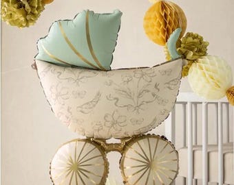 Può includere: Un palloncino a forma di carrozzina per bambini color crema, verde menta e oro. La carrozzina presenta motivi floreali e dettagli dorati sulle ruote e sui bordi. Sopra sono sospese palle decorative di carta a nido d'ape gialle e verdi.