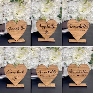 Gepersonaliseerde plaatsnamen hart, couverts bruiloft, naamkaartjes houten hart op standaard, rustieke tafeldecoraties feestnaam