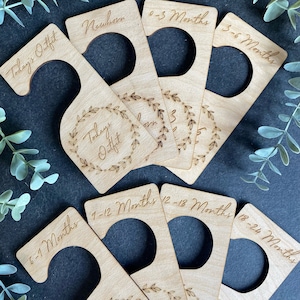 8 séparateurs de vêtements en bois pour bébé, cadeau nouveau-né cintres pour chambre de bébé, cadeau souvenir baby shower, première tenue, cadeau bébé en bois