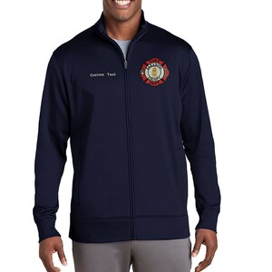 Puede incluir: Chaqueta azul marino con cremallera y bordado "Custom Text" en el pecho. Cuenta con cremallera completa y cuello alto. El pecho derecho muestra un emblema bordado de un departamento de bomberos. Una prenda exterior práctica.
