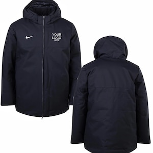 Puede incluir: Chaqueta con capucha azul marino con cremallera completa y un pequeño logotipo blanco en el pecho. La chaqueta tiene capucha y un bolsillo delantero. El texto "YOUR LOGO HERE" está impreso en el pecho. La chaqueta se muestra por delante y por detrás.
