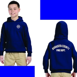 Puede incluir: Una sudadera con capucha azul marino con un logotipo bordado en blanco en la parte delantera y el texto "Sarasota County Fire Dept." en la parte posterior.