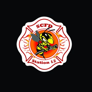Puede incluir: Un emblema blanco de departamento de bomberos con un borde rojo y llamas. El emblema presenta una abeja de dibujos animados sosteniendo una manguera de incendios y el texto "SCFD Station 12".