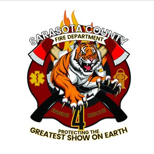 Puede incluir: Un emblema de bomberos rojo, blanco y negro con un tigre en el centro. El emblema tiene las palabras "Sarasota County Fire Department" en la parte superior, "Engine 4 Rescue" en la parte inferior y "Protecting the Greatest Show on Earth" en la parte inferior.