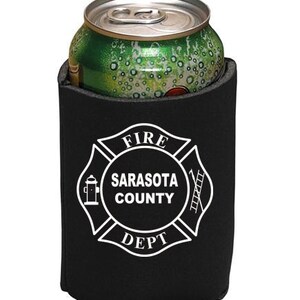 Puede incluir: Enfriador de latas de neopreno negro con un logotipo blanco de bomberos. El logotipo presenta una boca de incendios, una escalera y el texto "FIRE SARASOTA COUNTY DEPT."