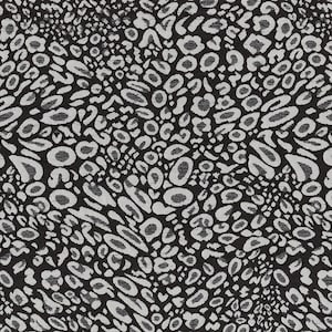 Puede incluir: Una tela negra y blanca con un patrón repetitivo de formas abstractas que se asemejan a una impresión animal.